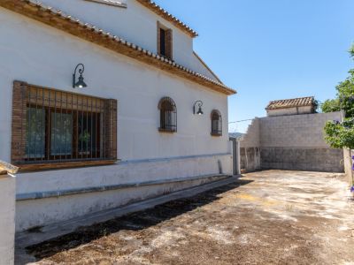 Fachada y patio