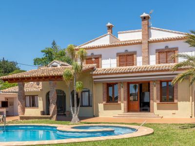 Exterior de la villa con piscina