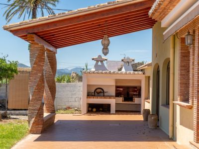 Terraza cubierta con zona de barbacoa