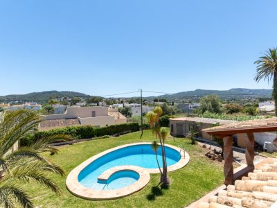 Jardín con piscina
