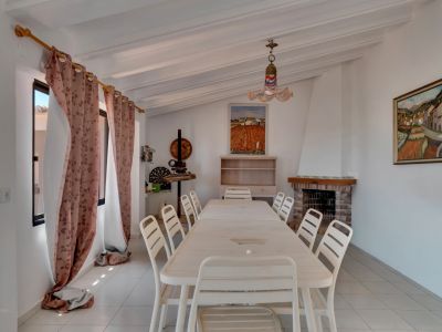 Comedor con chimenea