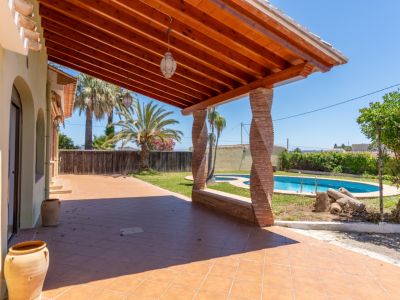 Terraza cubierta con piscina