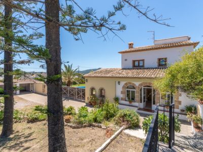 Exterior de la casa y jardín