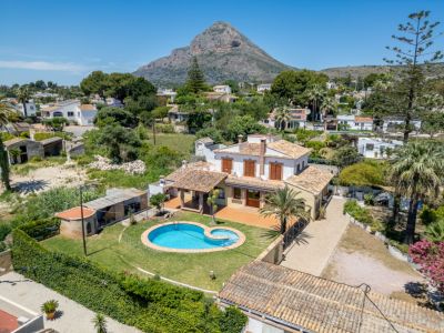 Vista aérea de la villa con piscina