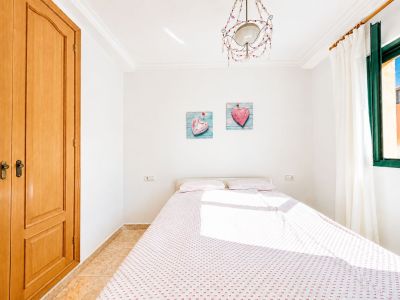 Dormitorio con ventana