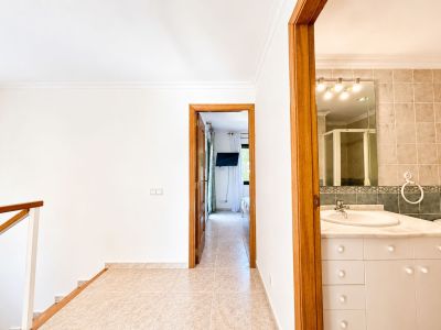 Pasillo y acceso al baño