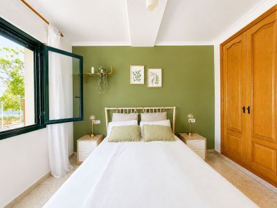 Dormitorio con ventana