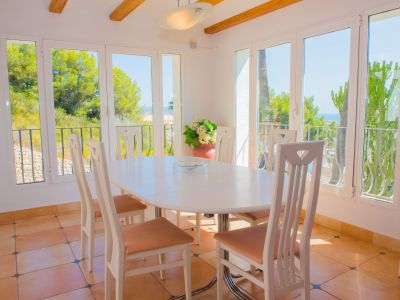 Villa en venta en Javea, vistas al mar y parcela grande