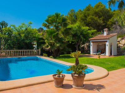 Villa en venta en Javea, vistas al mar y parcela grande