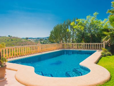 Villa en venta en Javea, vistas al mar y parcela grande