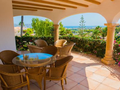 Villa en venta en Javea, vistas al mar y parcela grande