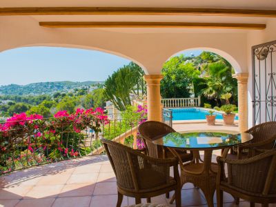 Villa en venta en Javea, vistas al mar y parcela grande