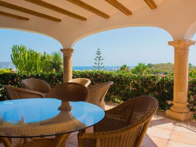 Villa en venta en Javea, vistas al mar y parcela grande