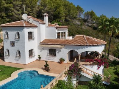 Villa en venta en Javea, vistas al mar y parcela grande