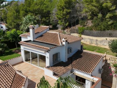 Villa en venta en Javea, vistas al mar y parcela grande