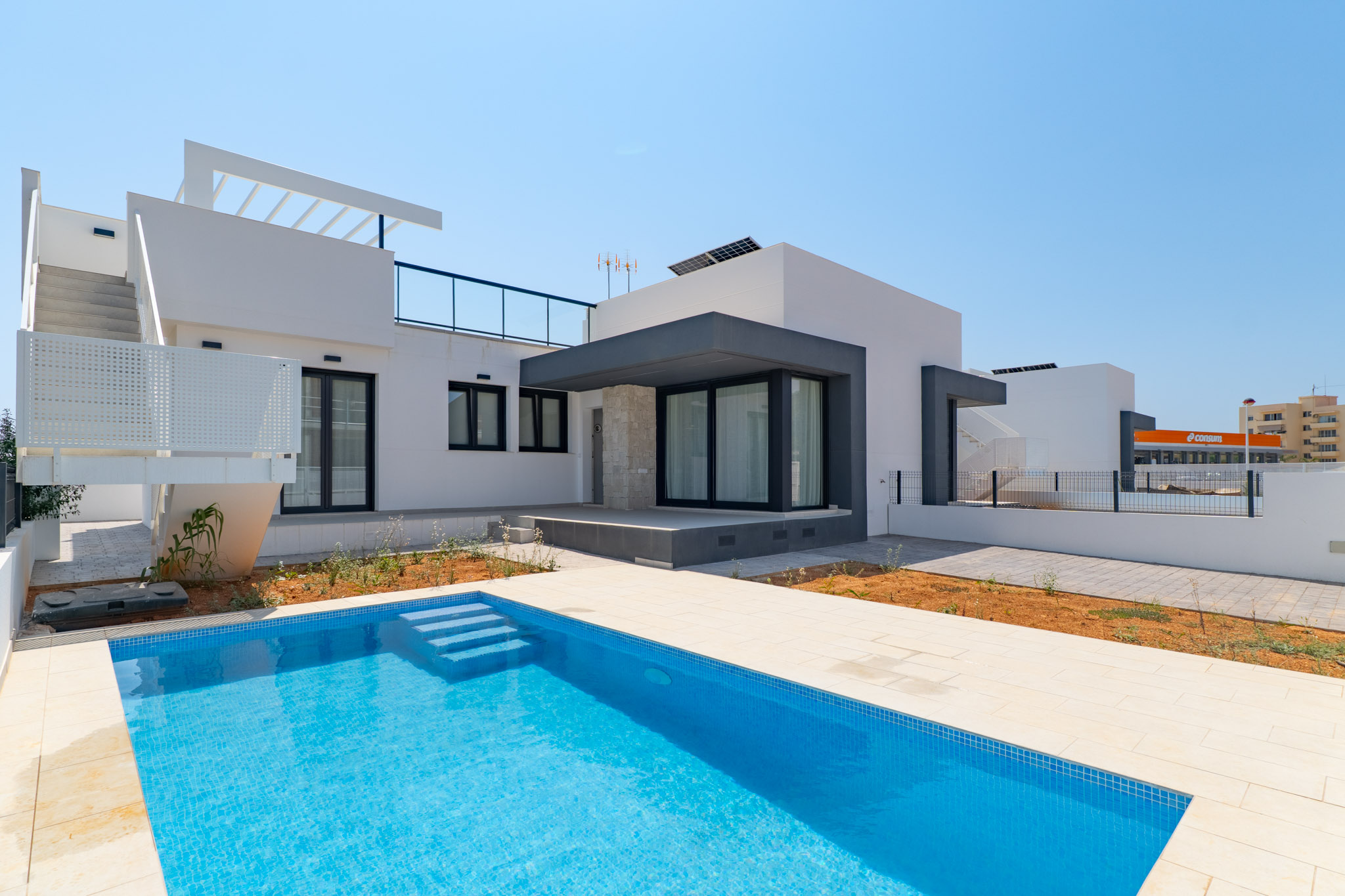 Exterior de la villa con piscina