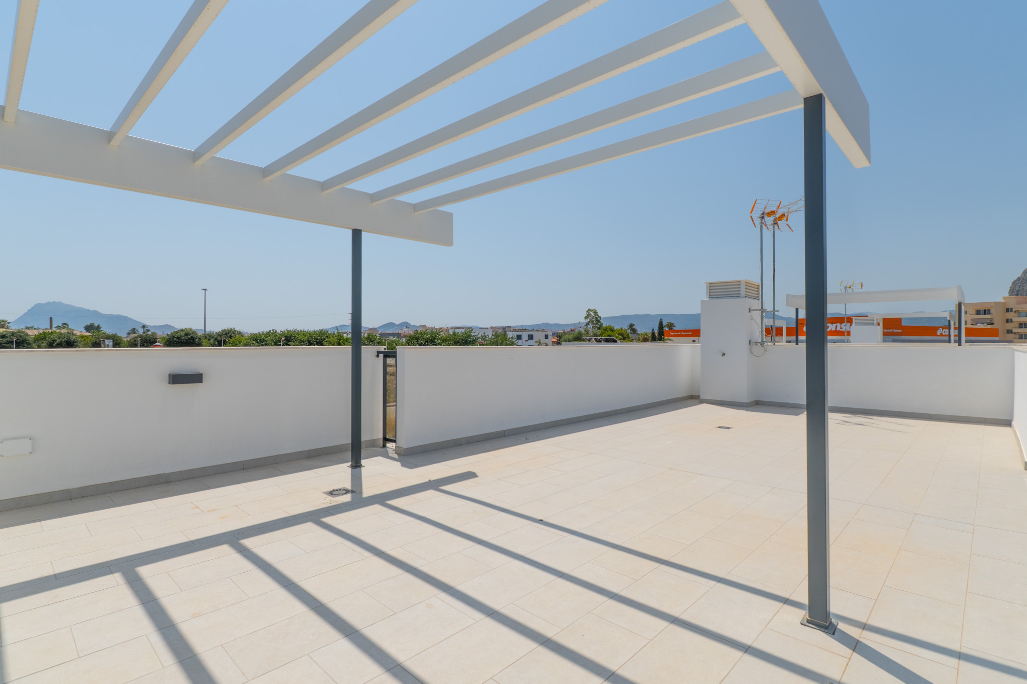 Terraza solárium con pérgola