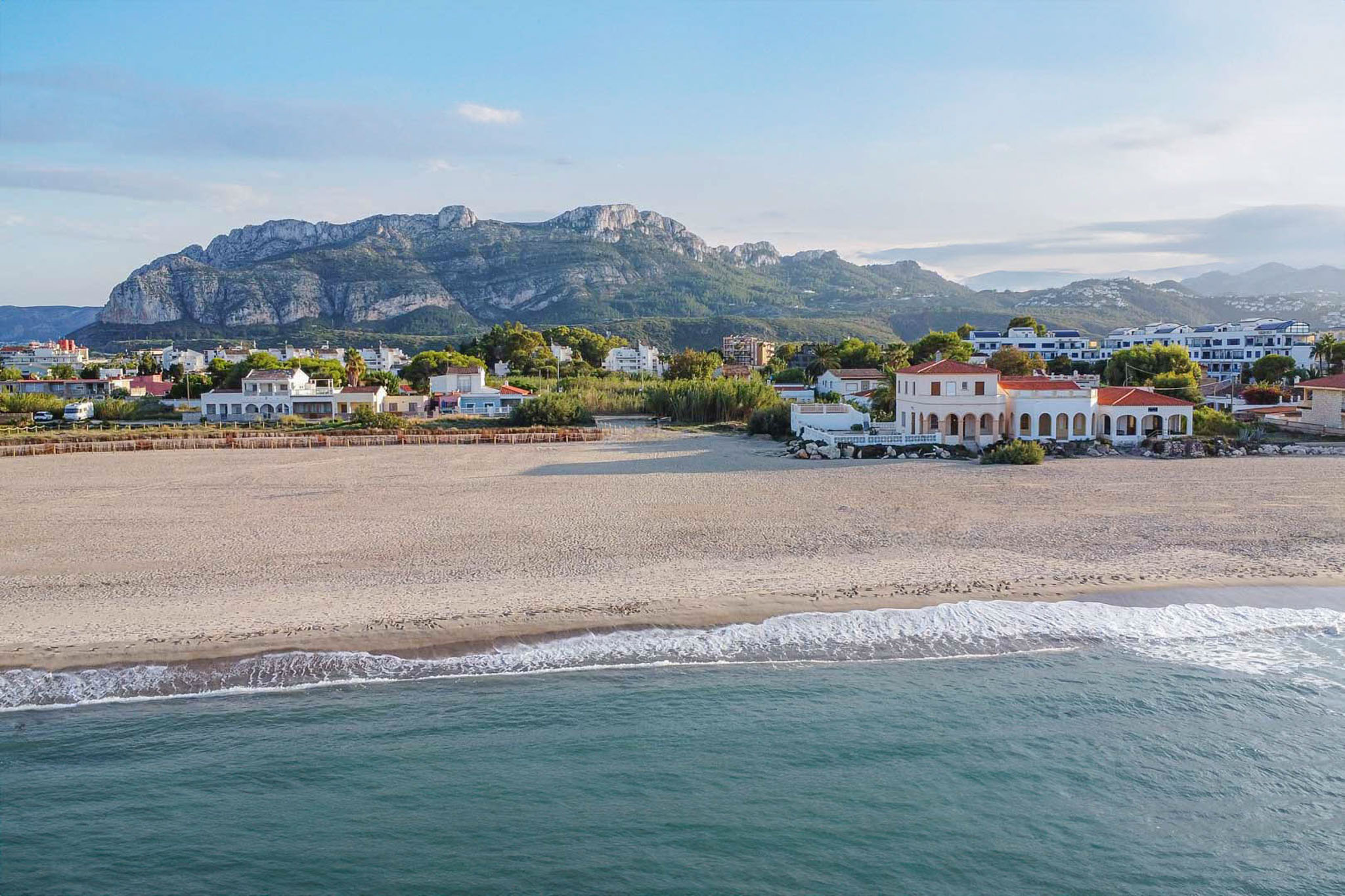 Vista aérea de la playa y montañas
