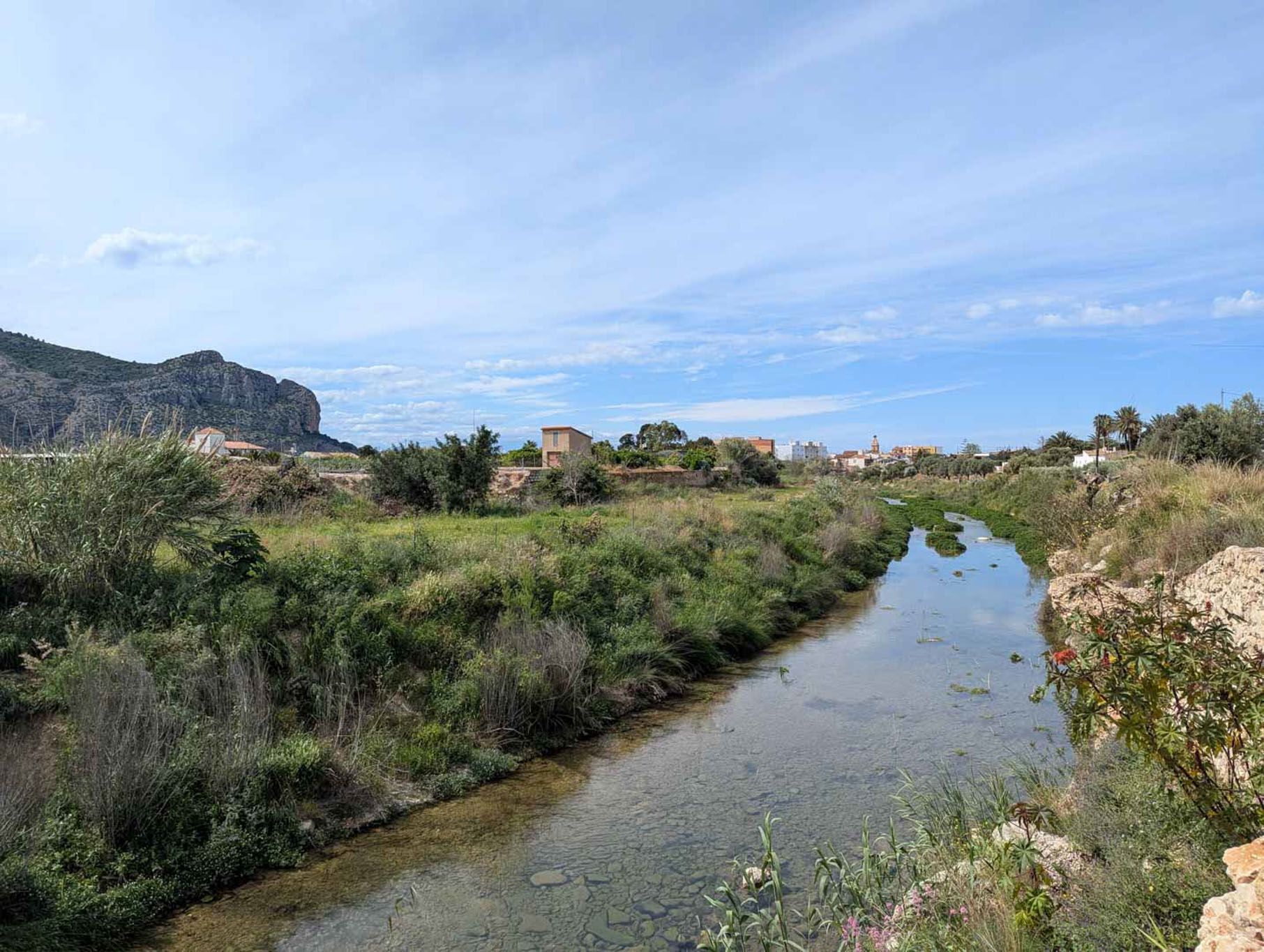 Entorno natural con río