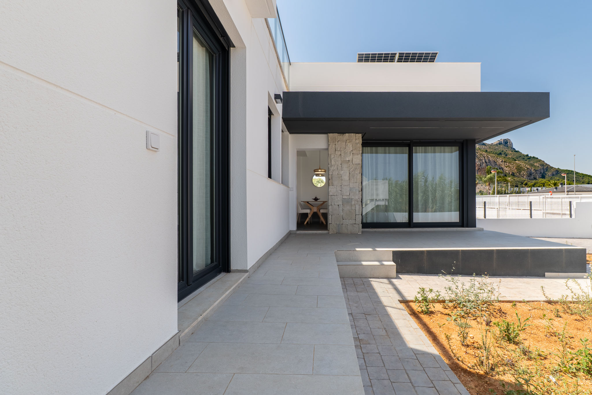 Fachada exterior y terraza