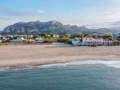 Vista aérea de la playa y montañas