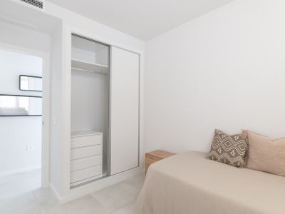 Dormitorio con armario empotrado