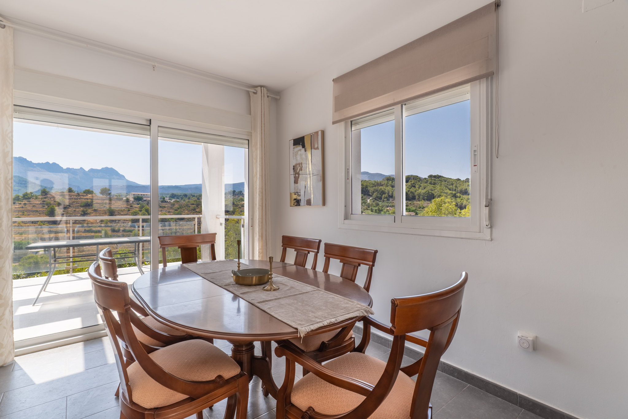Comedor con vistas a la montaña