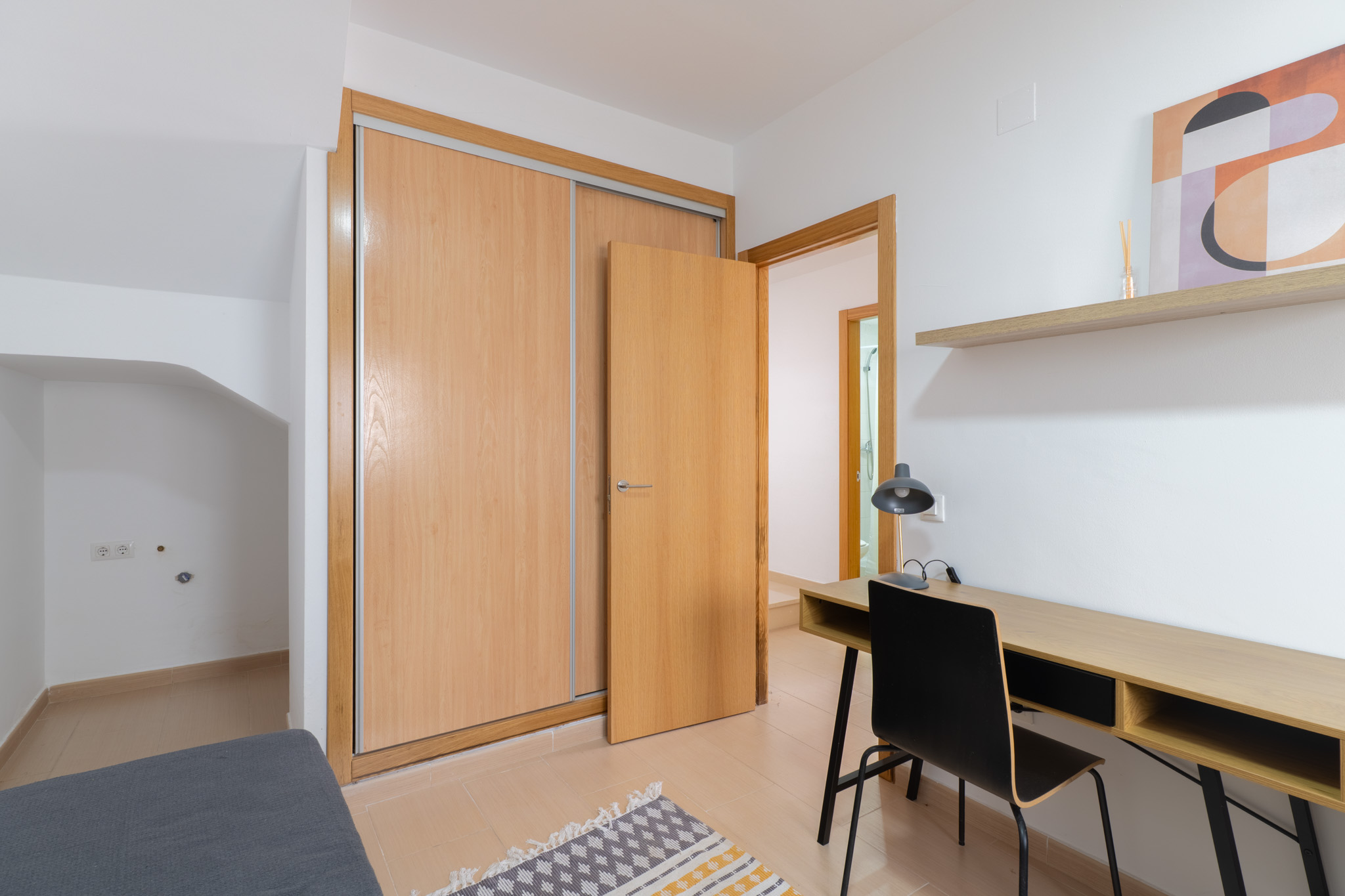 Dormitorio con armario empotrado