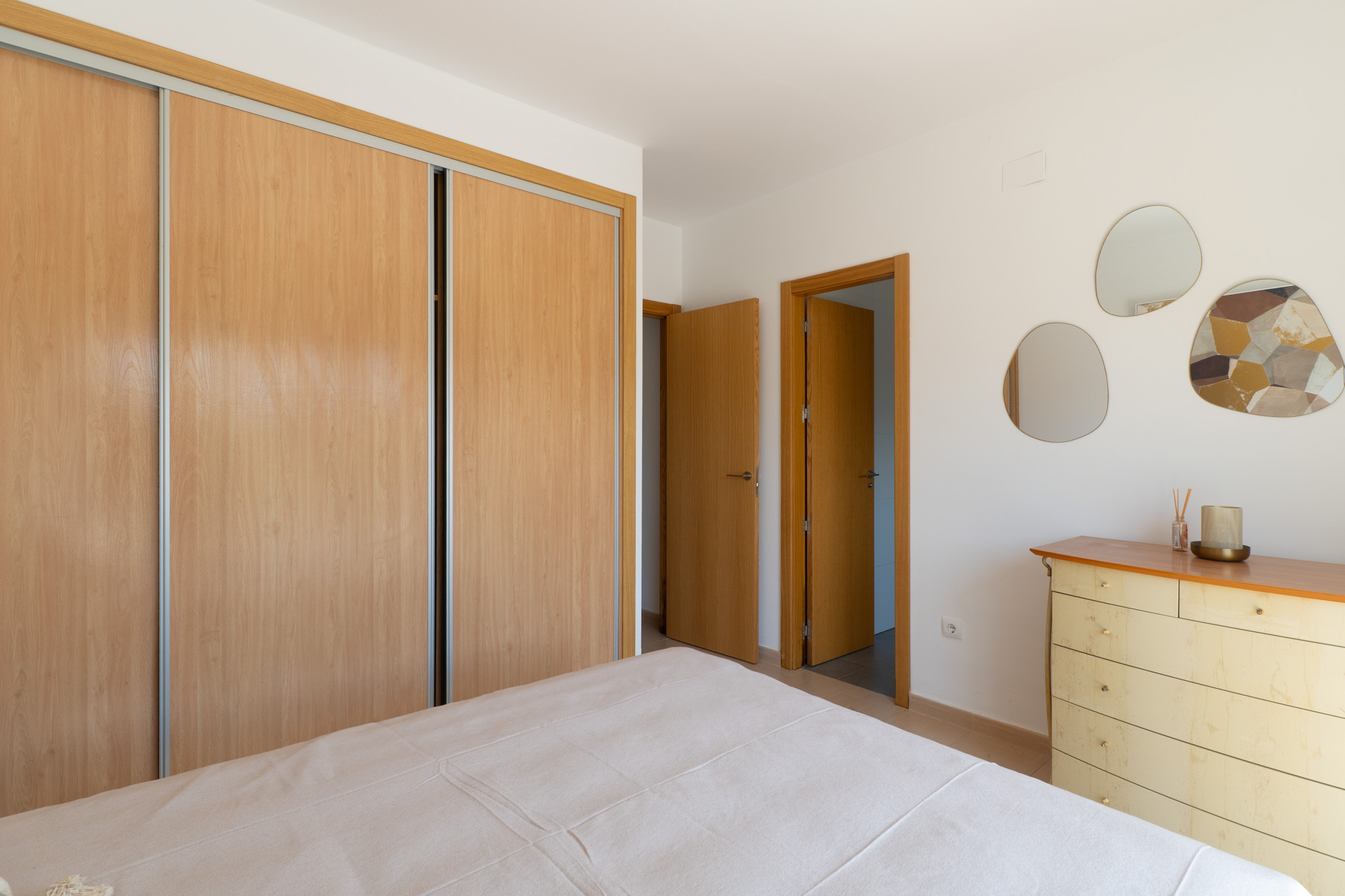Dormitorio con armario empotrado