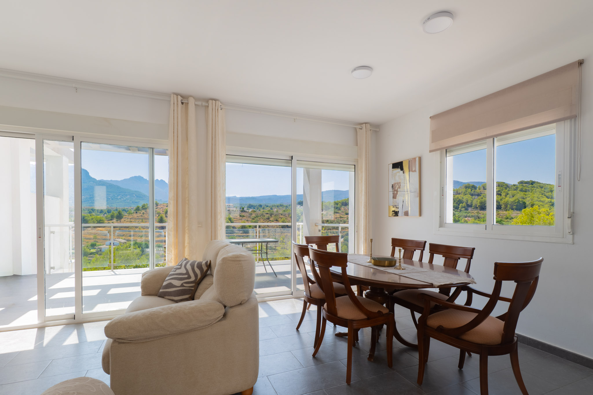 Salón-comedor con vistas a la montaña