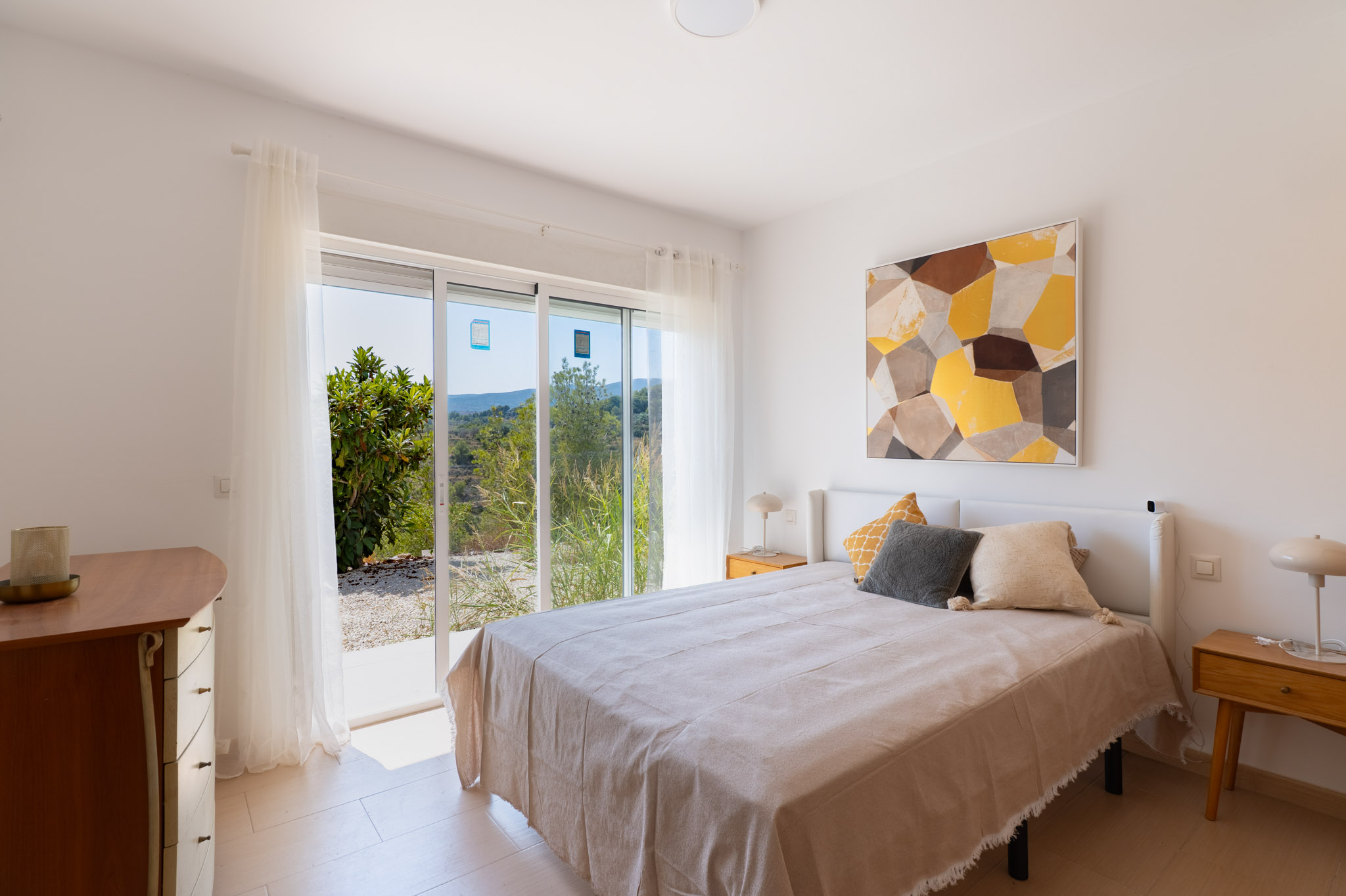 Dormitorio con acceso al jardín