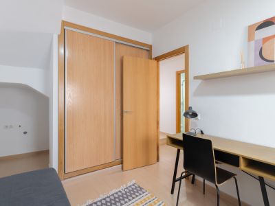 Dormitorio con armario empotrado