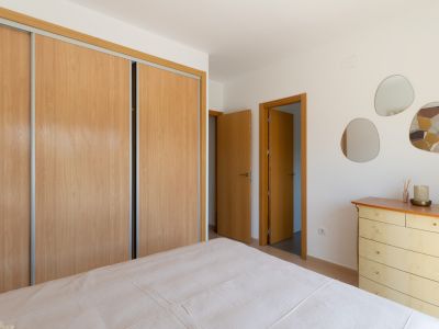 Dormitorio con armario empotrado