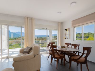 Salón-comedor con vistas a la montaña