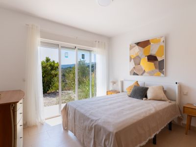 Dormitorio con acceso al jardín