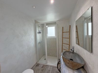 Cuarto de baño con ducha