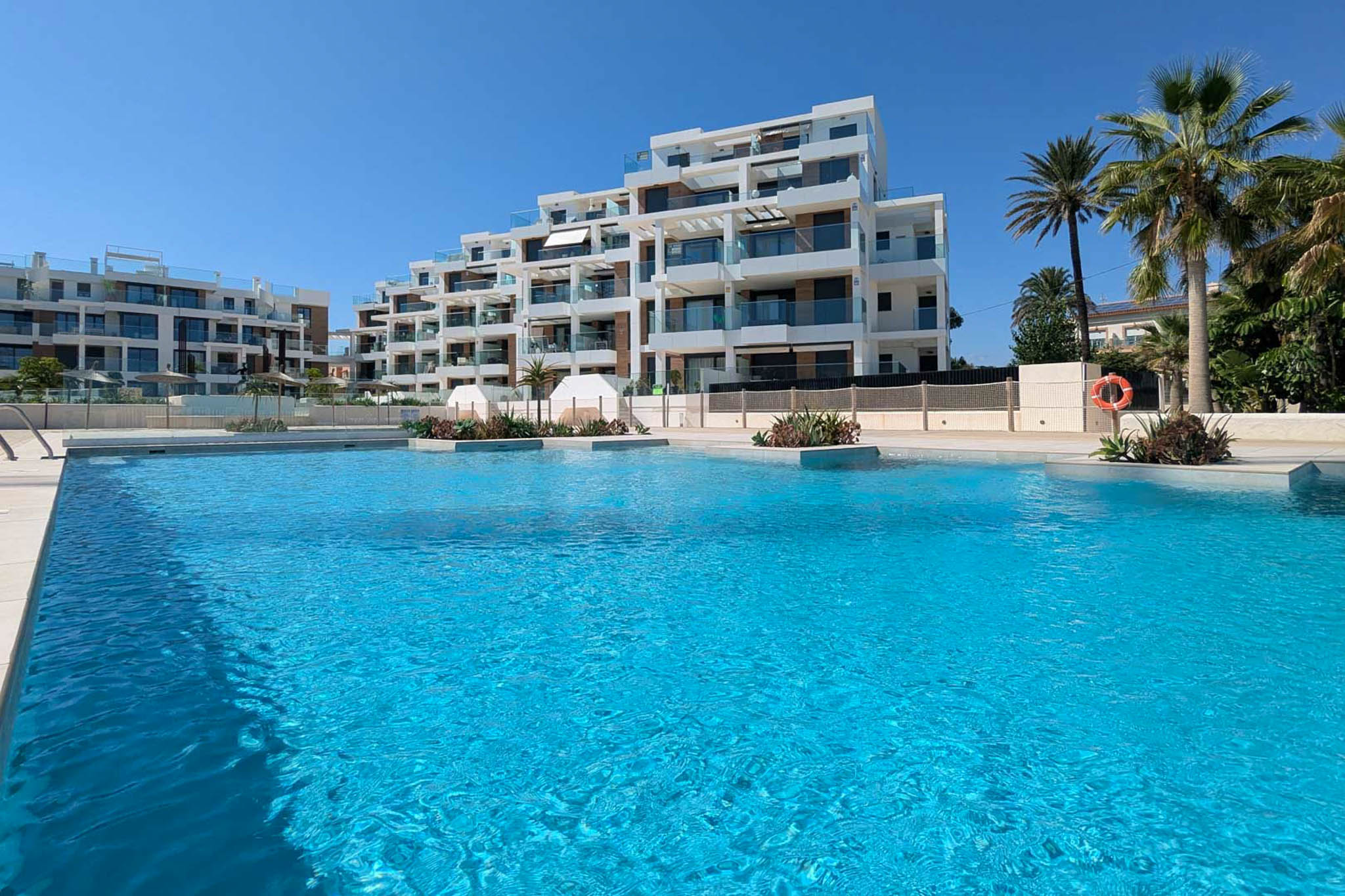 Piscina comunitaria y complejo residencial