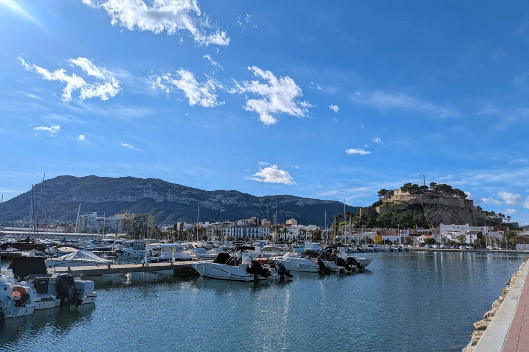 Puerto deportivo y castillo de Denia