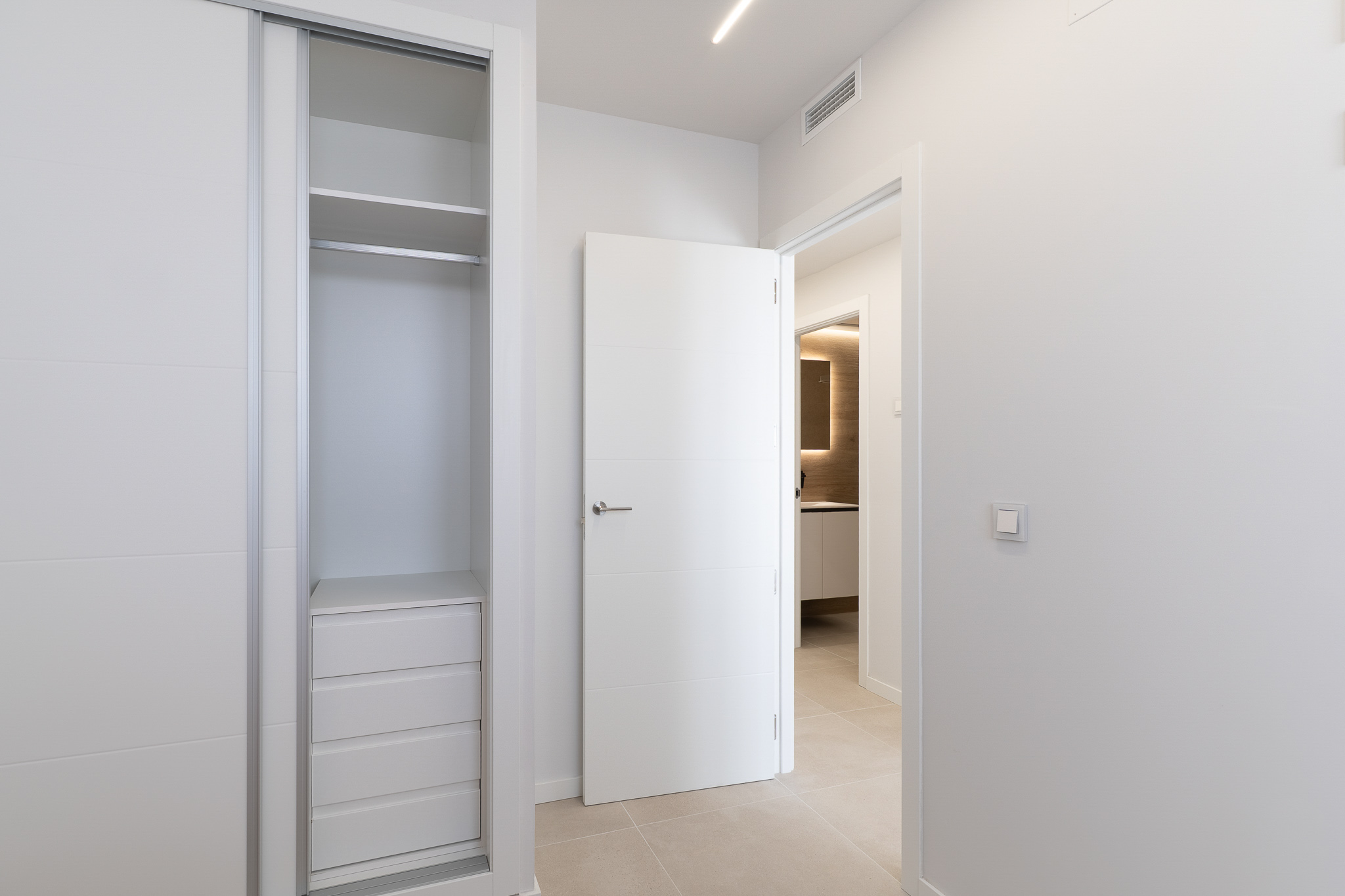Dormitorio con armario empotrado