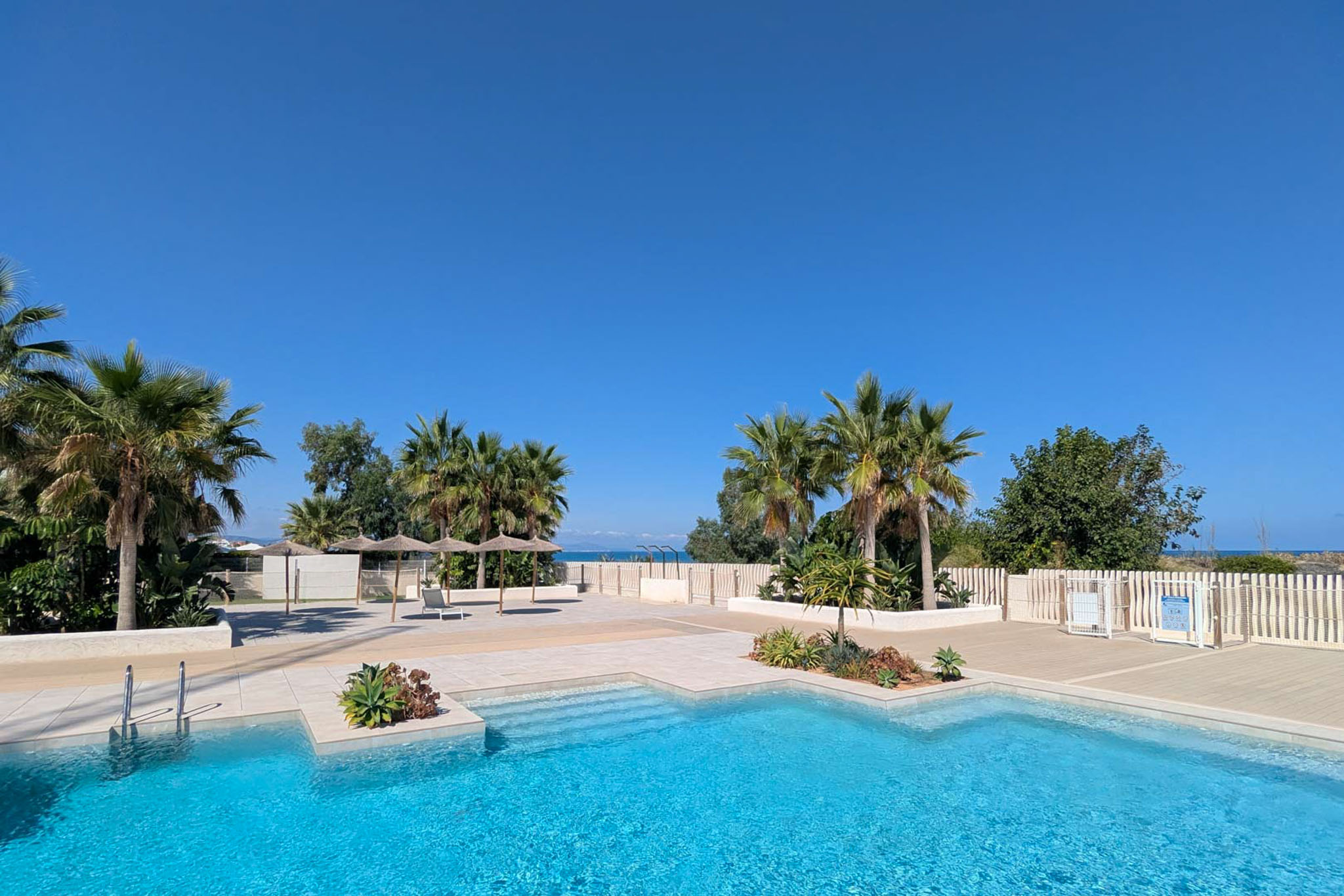 Piscina comunitaria y jardines