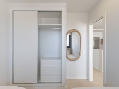 Dormitorio con armario empotrado
