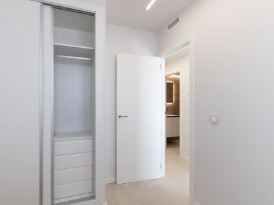 Dormitorio con armario empotrado