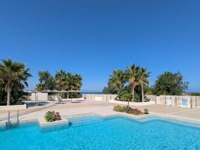 Piscina comunitaria y jardines