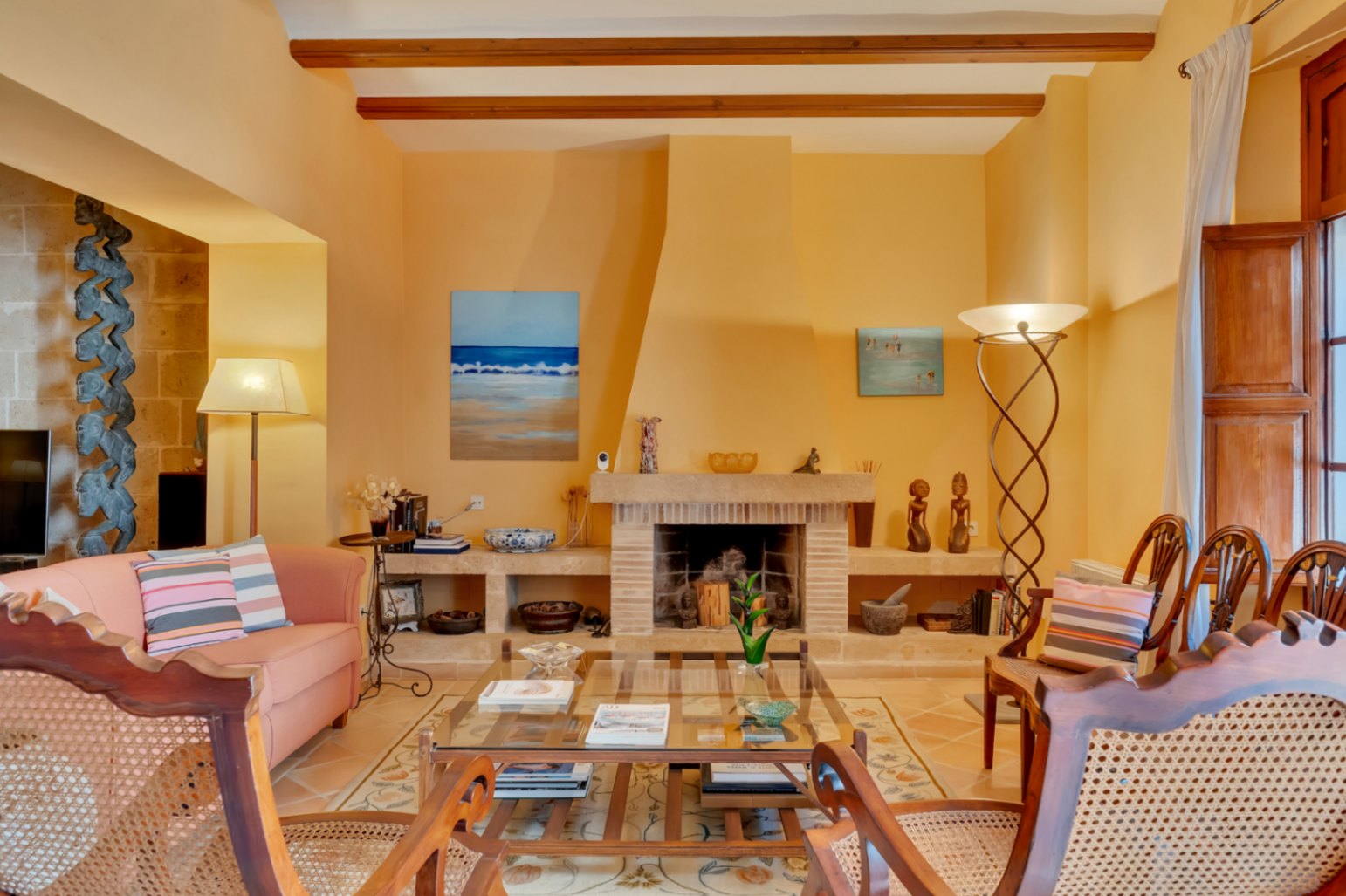 Salón con chimenea Salón con chimenea