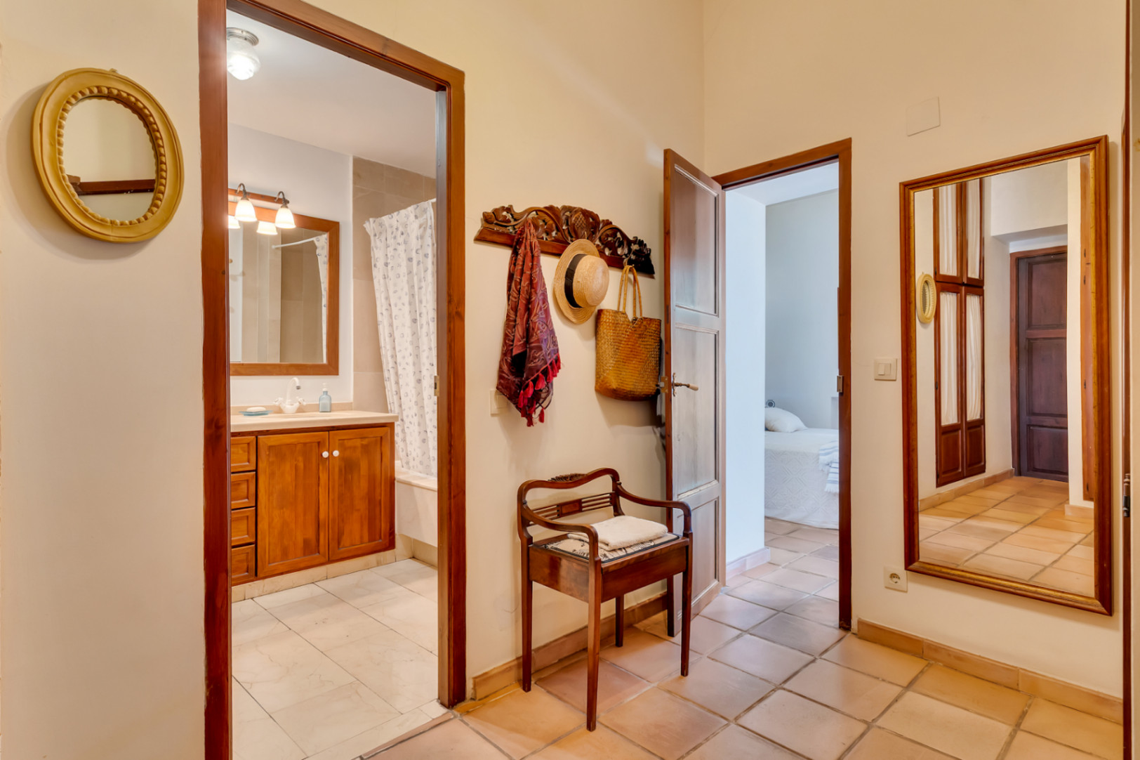 Pasillo con acceso a baño Pasillo con acceso a baño