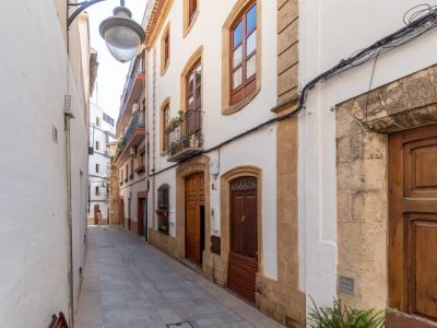 Fachada exterior y calle