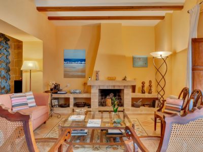 Salón con chimenea