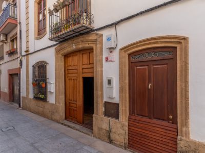 Fachada y entrada principal