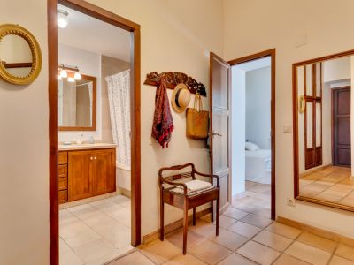 Pasillo con acceso a baño