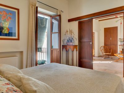 Dormitorio con balcón